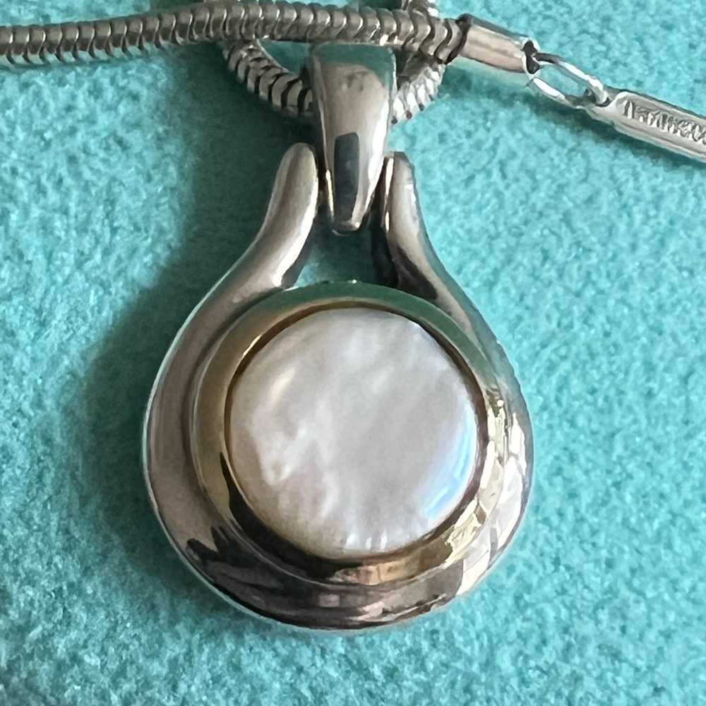 🌸🌸 Authentic Tiffany & Co. RARE Mother of Pearl Round Necklace - Picture 3 of 14